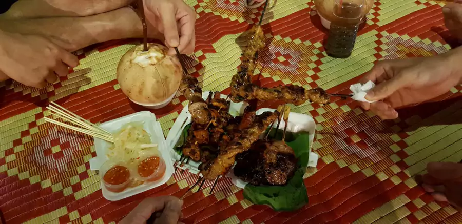 买完食物后,会随意地坐在地毯上 买完食物后,会随意地坐在地毯上