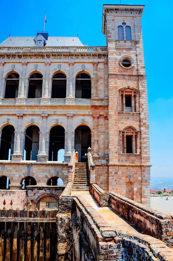 可惜 1995 年一场大火烧毁了大部分木制结构与装饰 可惜 1995 年一场大火烧毁了大部分木制结构与装饰