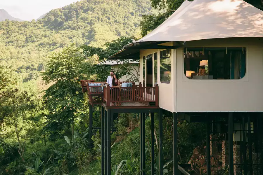 6 栋山顶帐篷散落在热带雨林中 6 栋山顶帐篷散落在热带雨林中