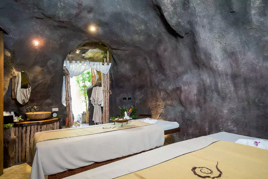 这个 SPA 馆由天然海边溶洞改造而成 这个 SPA 馆由天然海边溶洞改造而成