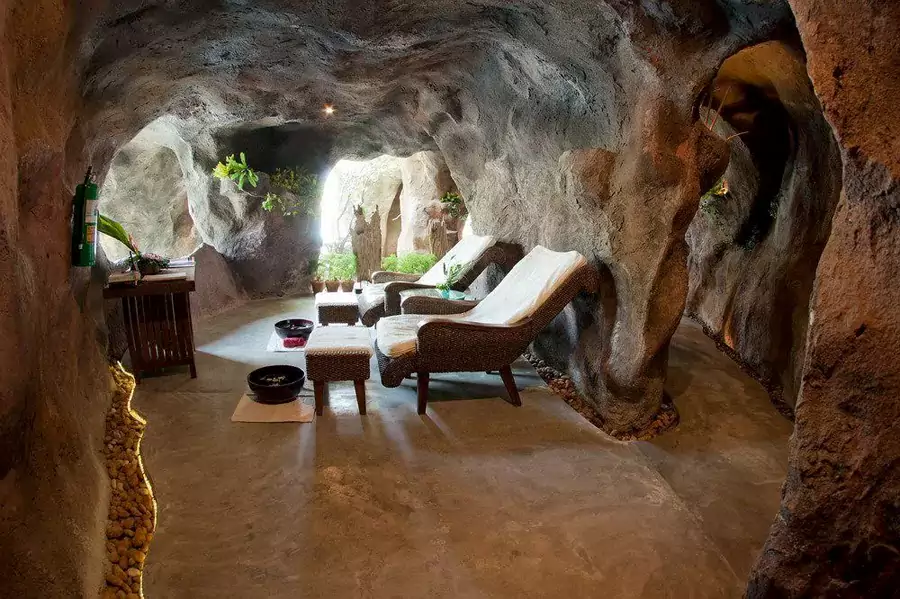 走进溶洞,潮湿的海风夹杂着淡淡的精油香气扑面而来 走进溶洞,潮湿的海风夹杂着淡淡的精油香气扑面而来