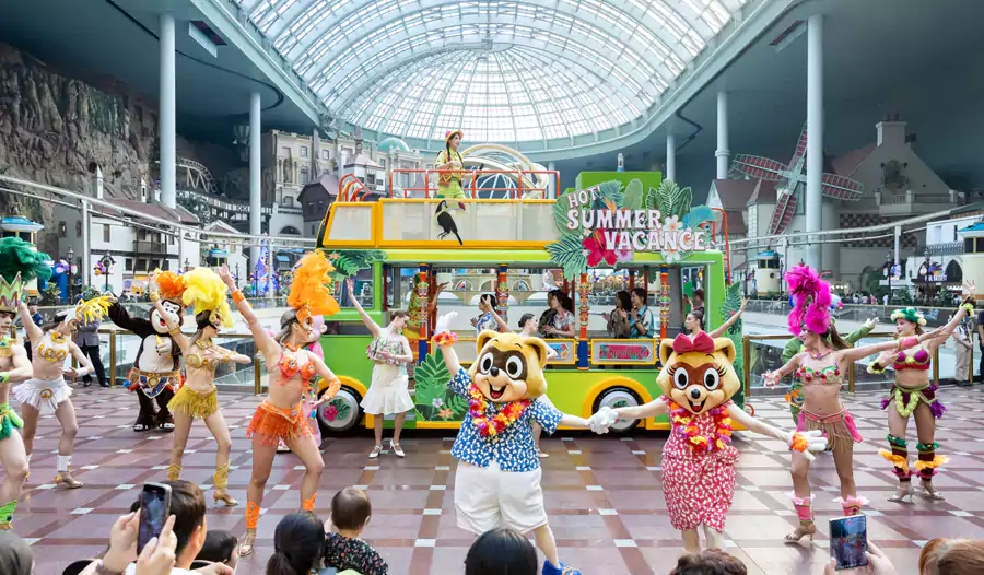 每天准时上演的花车巡游更是探险世界的灵魂 每天准时上演的花车巡游更是探险世界的灵魂