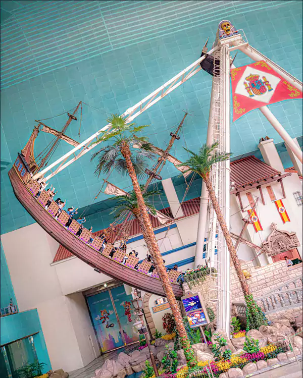 两艘复古的西班牙海盗船 两艘复古的西班牙海盗船