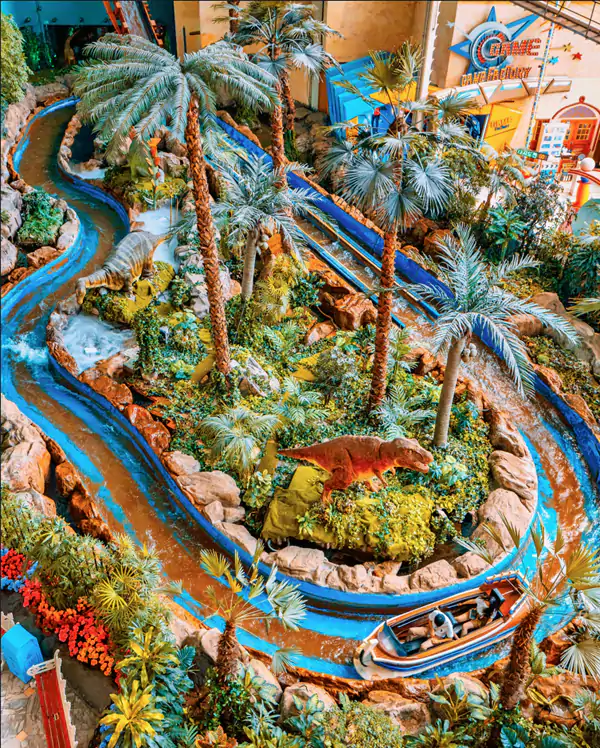 侏罗纪主题的「急流泛舟」正等着探险家们 侏罗纪主题的「急流泛舟」正等着探险家们