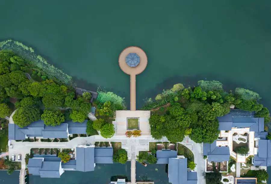 到了傍晚,一定要去酒店的湖心亭 到了傍晚,一定要去酒店的湖心亭