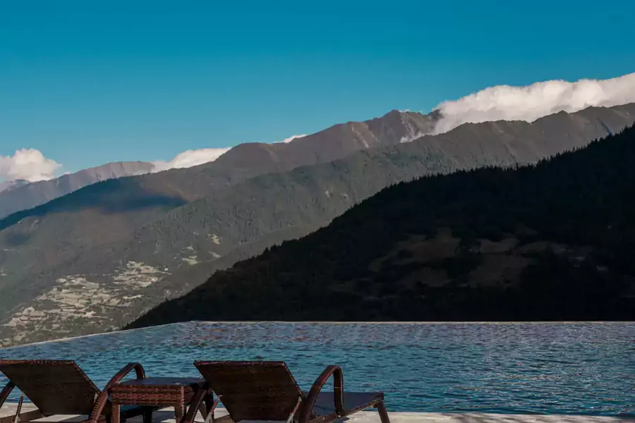 悬崖之上的无边际泡池更是不容错过