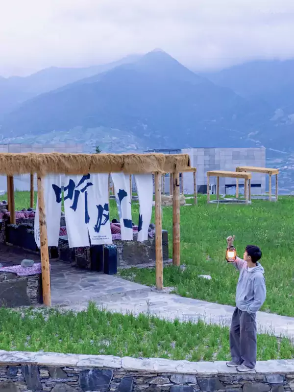 酒店周边便是四姑娘山景区