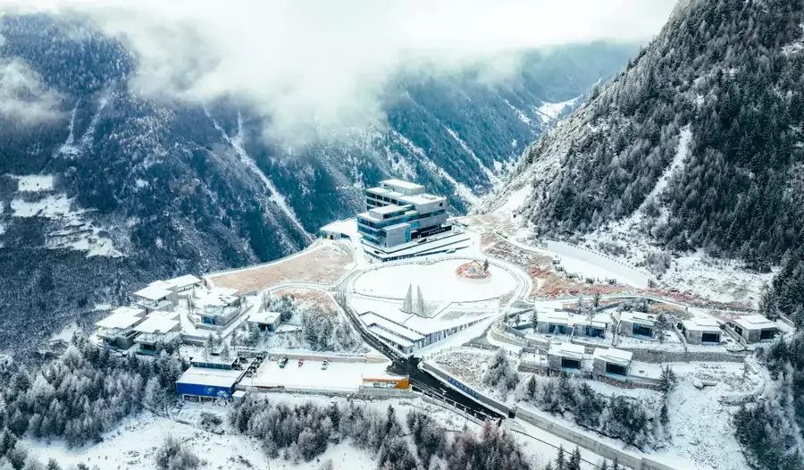冬日来临，雪山被白雪覆盖得愈发圣洁