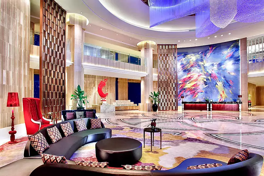 最先抓住视线的是华丽的水晶灯