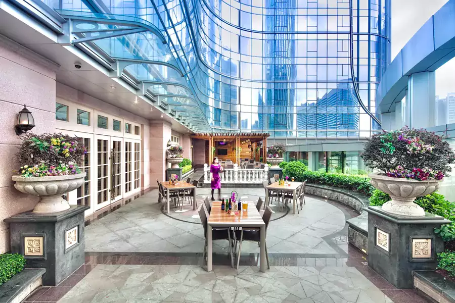 29 层的索菲特会所则是高端人士的偏爱