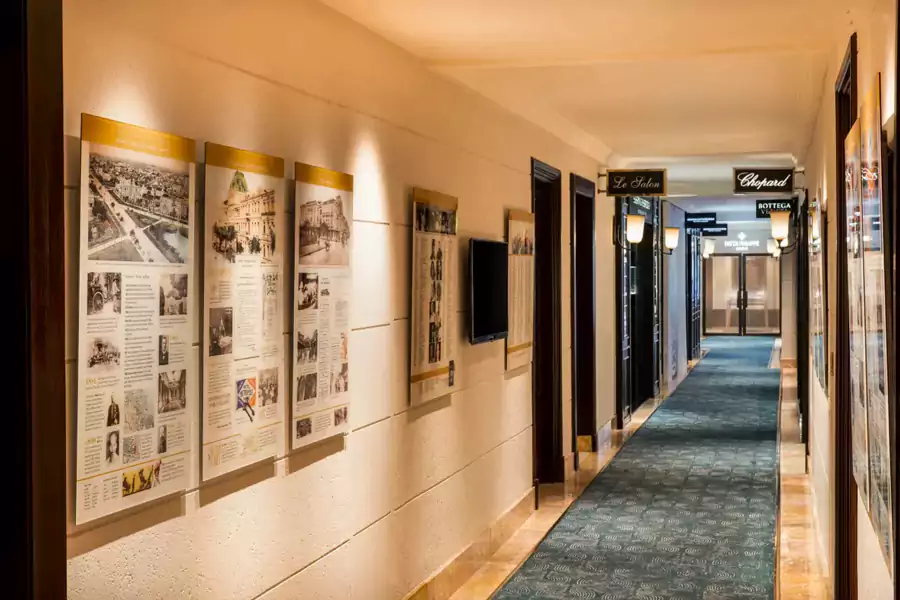 酒店的走廊里挂满了名人政要的下榻名单与历史事件照片 酒店的走廊里挂满了名人政要的下榻名单与历史事件照片