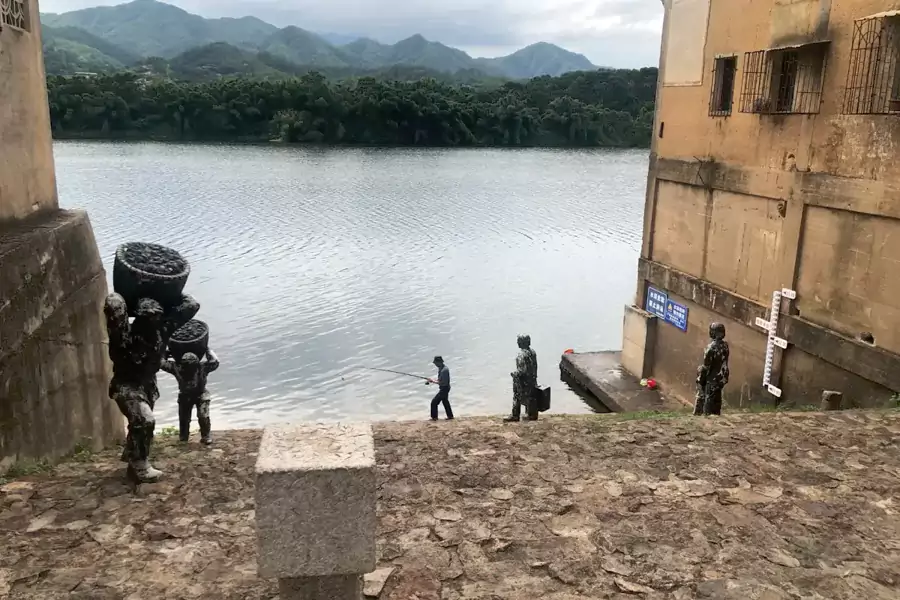 码头边的铜塑像