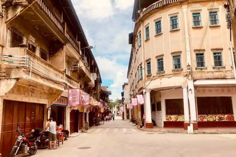 南洋风格的骑楼沿街铺展
