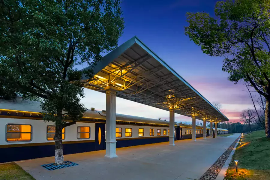 最让人惊艳的,是酒店把 “东方快车” 搬进了悬崖边 最让人惊艳的,是酒店把 “东方快车” 搬进了悬崖边