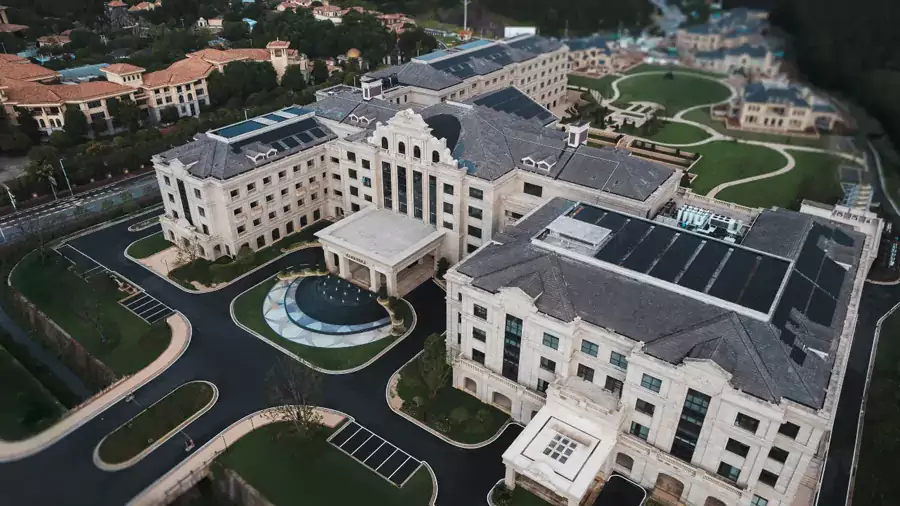 酒店占地约 400 亩,整体是优雅精致的法式庄园风格 酒店占地约 400 亩,整体是优雅精致的法式庄园风格