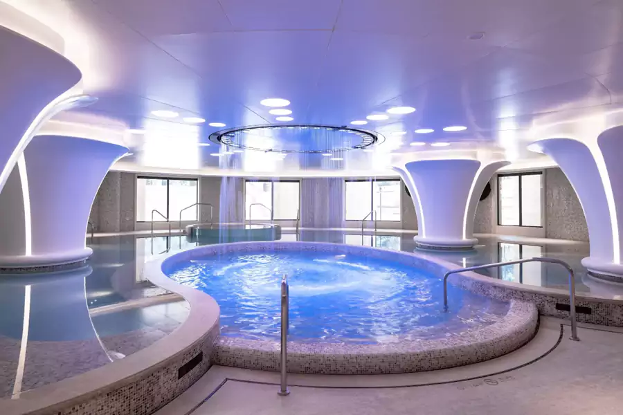 天然温泉水引入私密空间,常年保持 42-45℃的适宜温度 天然温泉水引入私密空间,常年保持 42-45℃的适宜温度