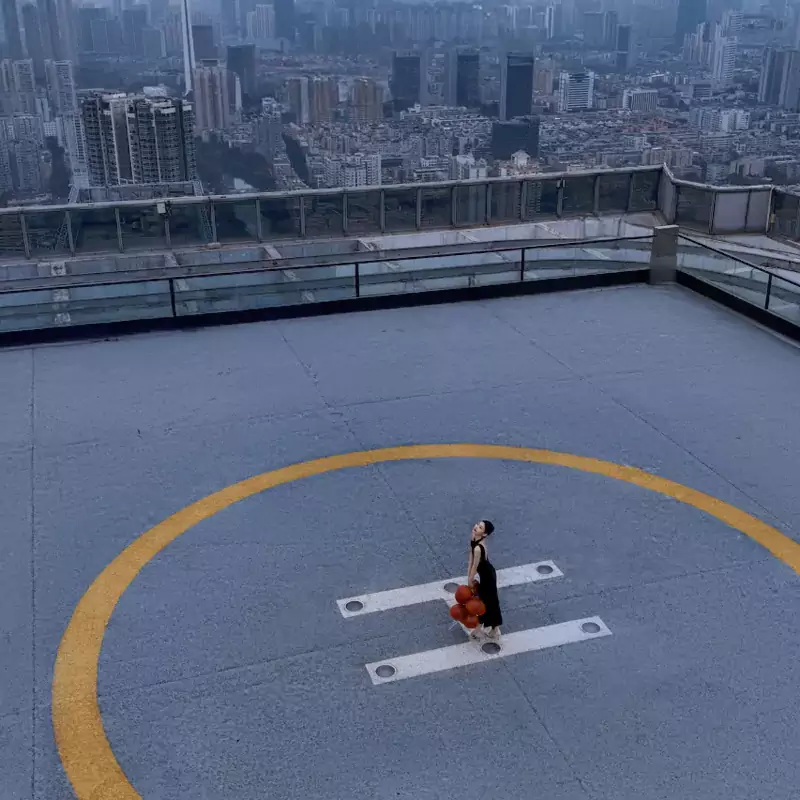 63 楼的云间・停机坪是酒店的标志性打卡点 63 楼的云间・停机坪是酒店的标志性打卡点