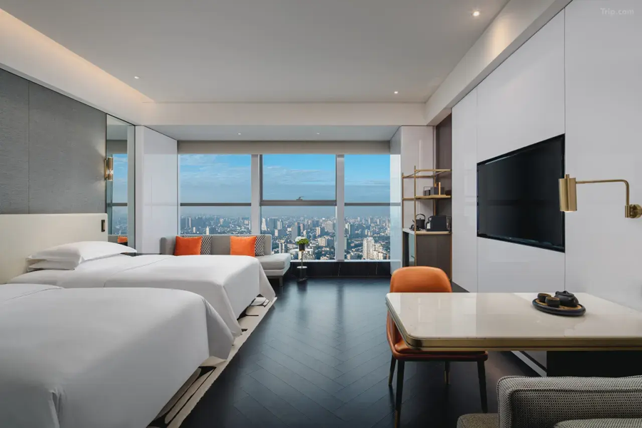 酒店 200 多间客房均分布在 40 至 60 层 酒店 200 多间客房均分布在 40 至 60 层