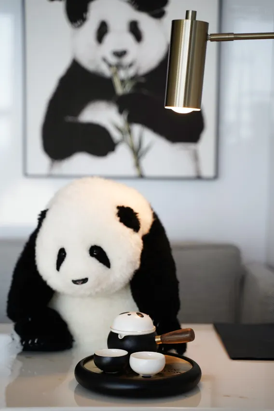 夜床服务会送上软萌的熊猫公仔 夜床服务会送上软萌的熊猫公仔