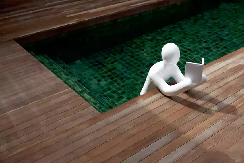 树下、草坪长凳上,摆着一个个白色瓷人 树下、草坪长凳上,摆着一个个白色瓷人