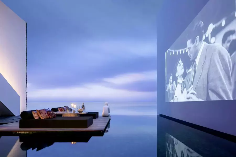 到了傍晚,酒店还有更浪漫的安排 —— 露天电影 到了傍晚,酒店还有更浪漫的安排 —— 露天电影