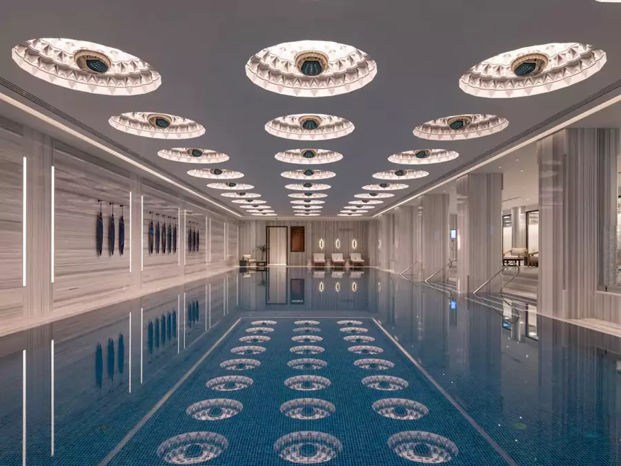 室内泳池被马尔马拉柱环绕,圆顶天灯倒映在水面 室内泳池被马尔马拉柱环绕,圆顶天灯倒映在水面