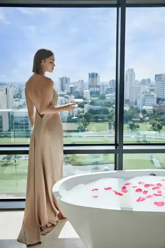 客房里的全景落地窗将城市风光尽收眼底 客房里的全景落地窗将城市风光尽收眼底