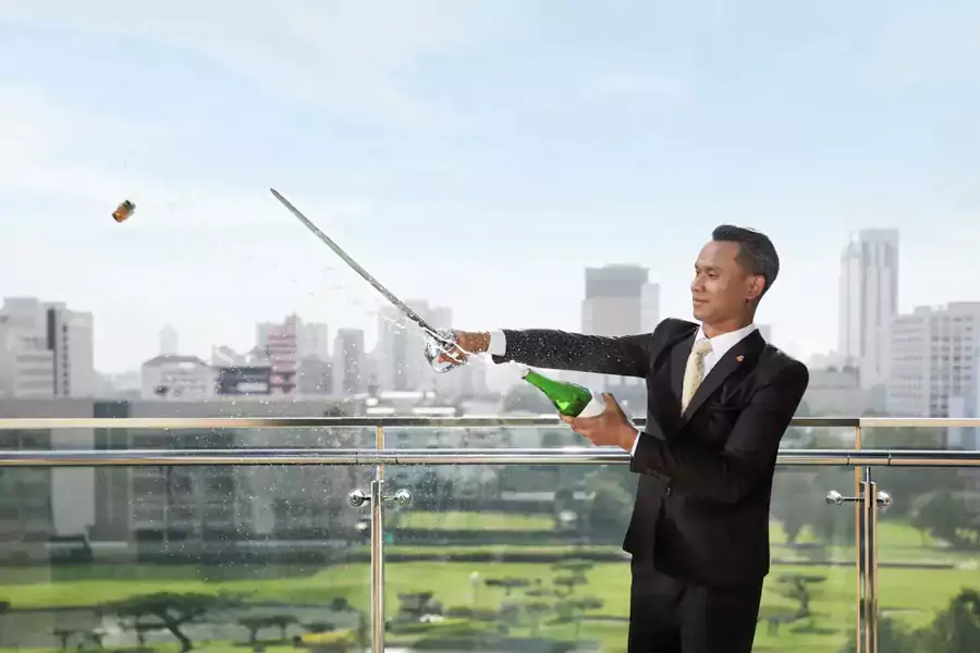 曼谷瑞吉酒店经典的每日马刀开香槟仪式 曼谷瑞吉酒店经典的每日马刀开香槟仪式