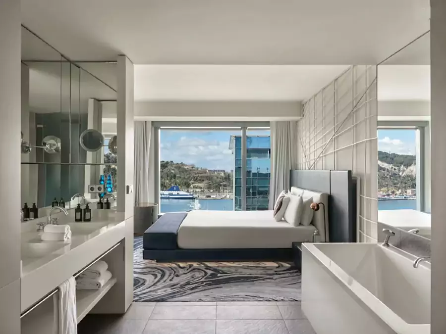 干练的蓝白色调与窗外的海天一色无缝衔接 干练的蓝白色调与窗外的海天一色无缝衔接