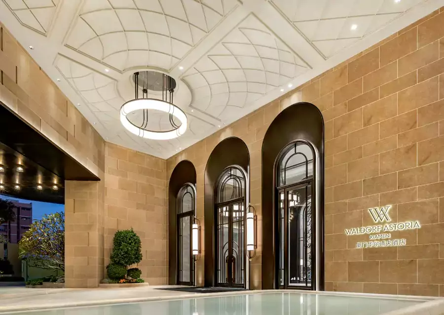 古典的廊柱、精致的雕花与当代欧洲设计语言交融