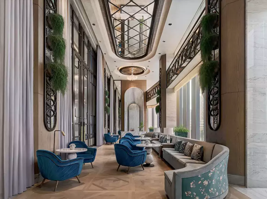 挑高开阔的大堂雍容华贵