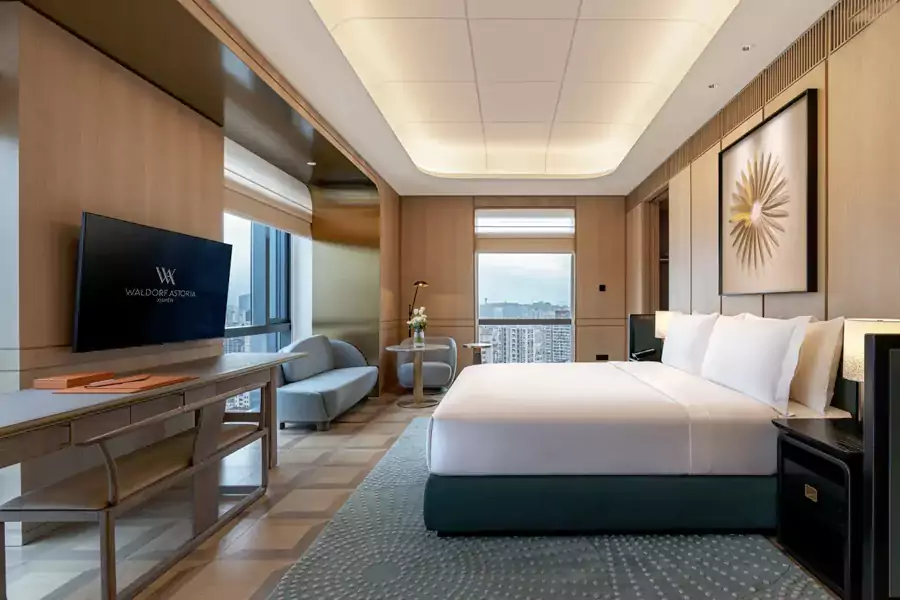 酒店拥有 245 间豪华客房与套房