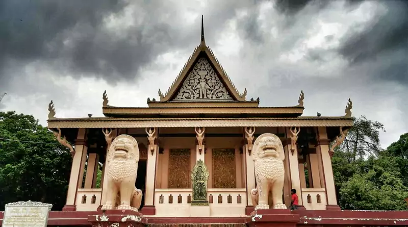 寺内的墙壁上满是高棉风格的浮雕与佛像 寺内的墙壁上满是高棉风格的浮雕与佛像