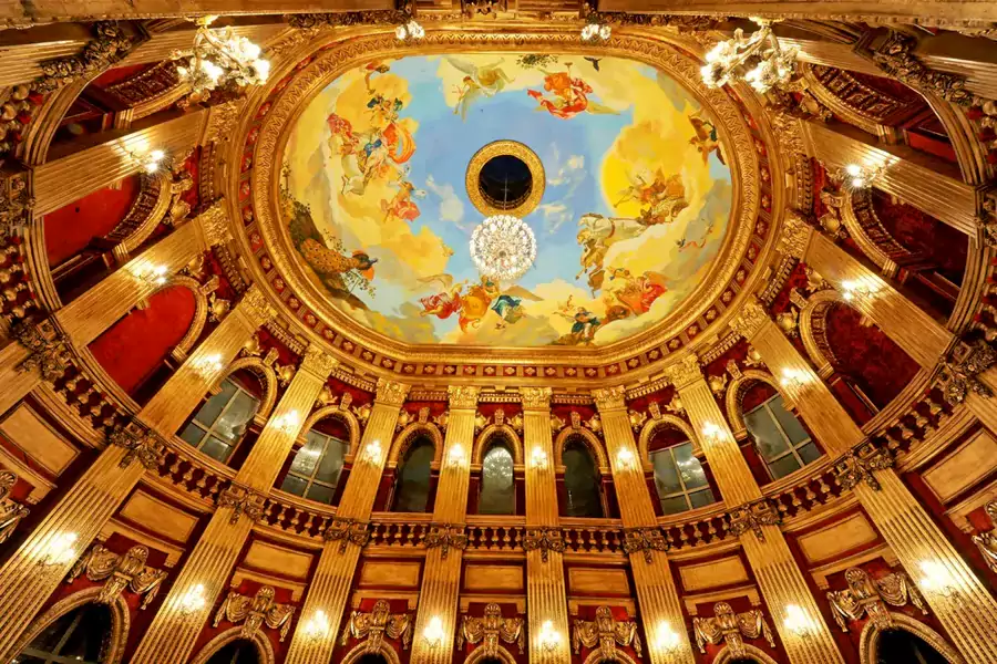 最让人震撼的是一号楼的穹顶画作 最让人震撼的是一号楼的穹顶画作