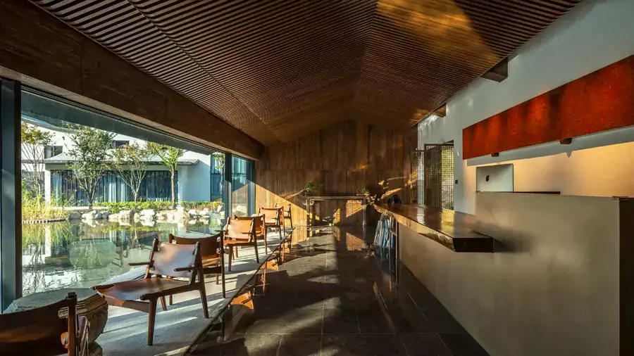 喜欢安静的宾客,可在侘寂风十足的大厅里静坐 喜欢安静的宾客,可在侘寂风十足的大厅里静坐