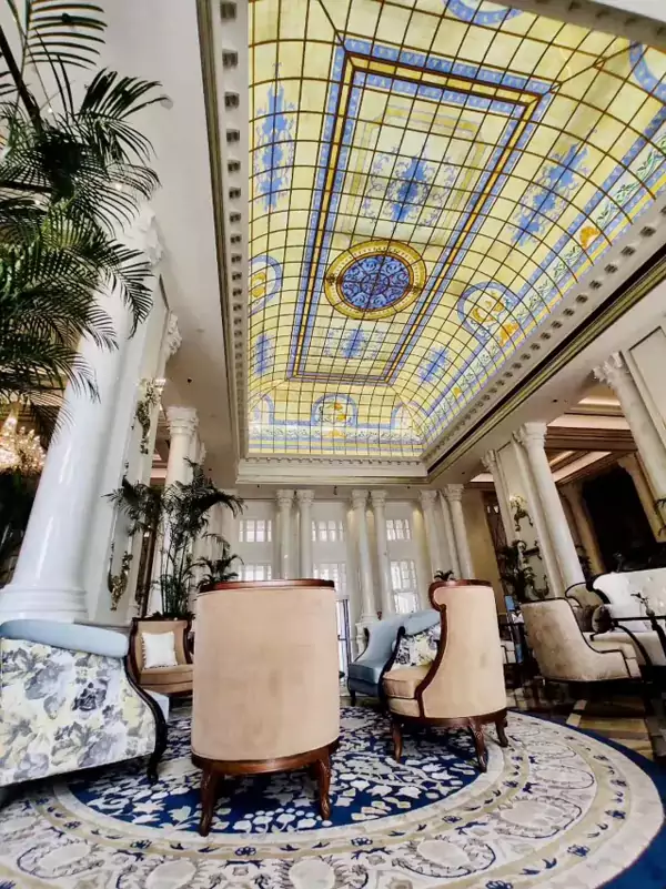 刚走进大堂,就能被头顶的超大玻璃穹顶震撼 刚走进大堂,就能被头顶的超大玻璃穹顶震撼