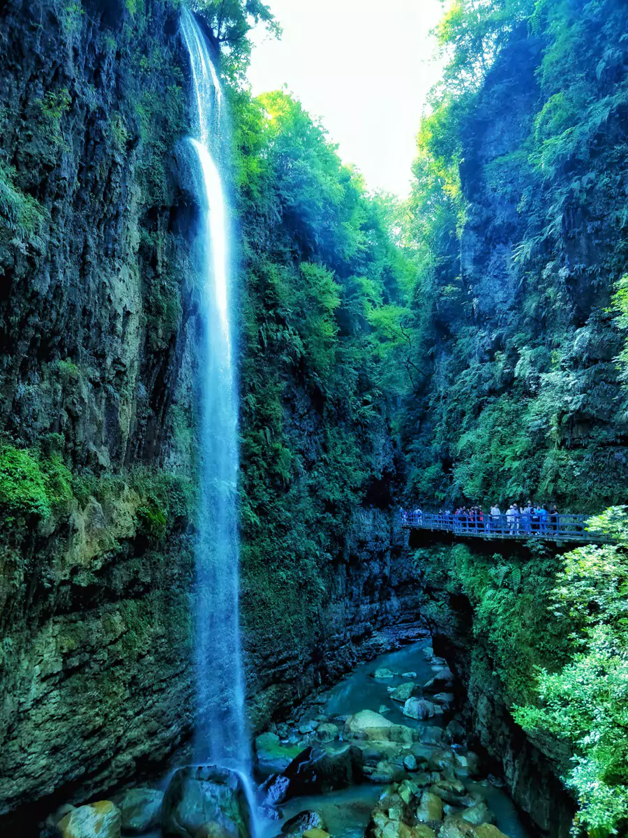 150 米高的天际线被压缩成一道狭长的蓝 150 米高的天际线被压缩成一道狭长的蓝