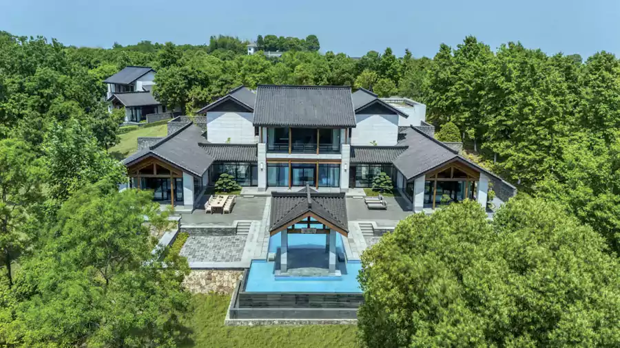 以 “陶朱居”“鹿门居”“武陵居” 等人文典故命名的山隐湖景别墅，便是绝佳选择