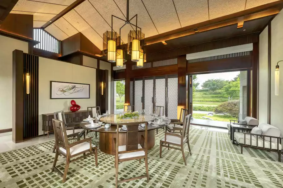 餐饮方面，酒店更是将美景与美食结合到极致