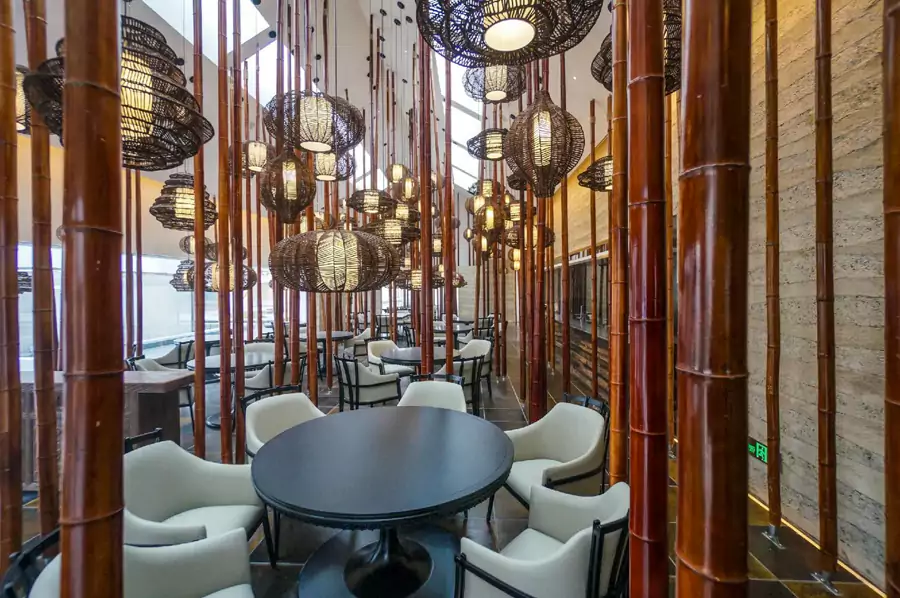 三白酒吧的拷花亭堪称约会圣地