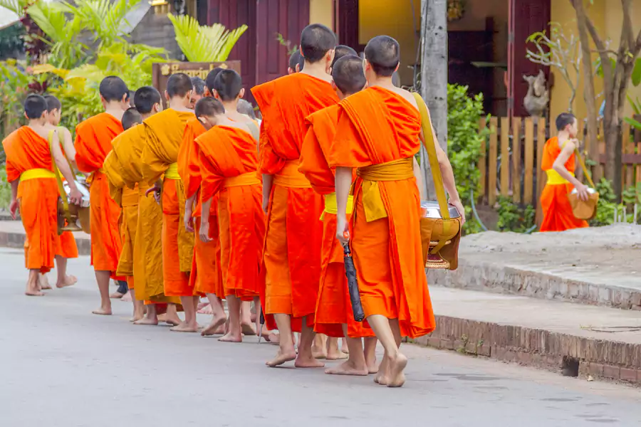僧侣身着橙色僧袍 僧侣身着橙色僧袍
