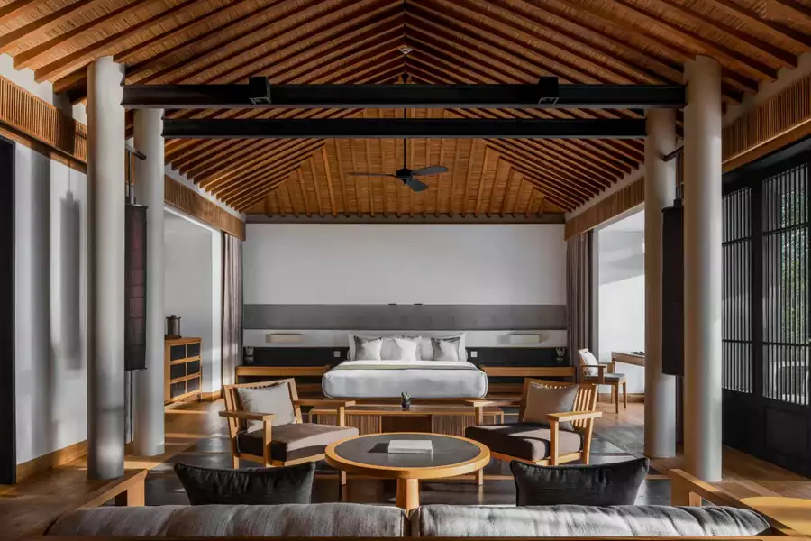 大面积的落地窗将山海景致毫无保留地引入室内