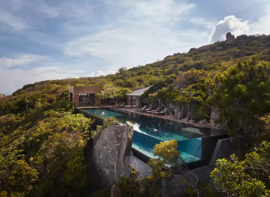 最让人魂牵梦萦的，莫过于那座火遍 ins 的悬崖无边泳池