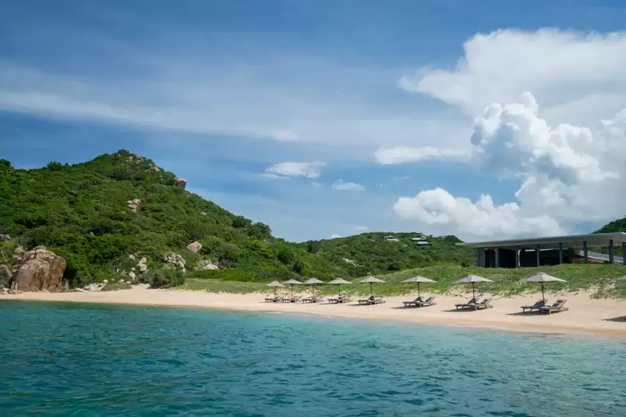 泳池下方，便是酒店的海滩俱乐部