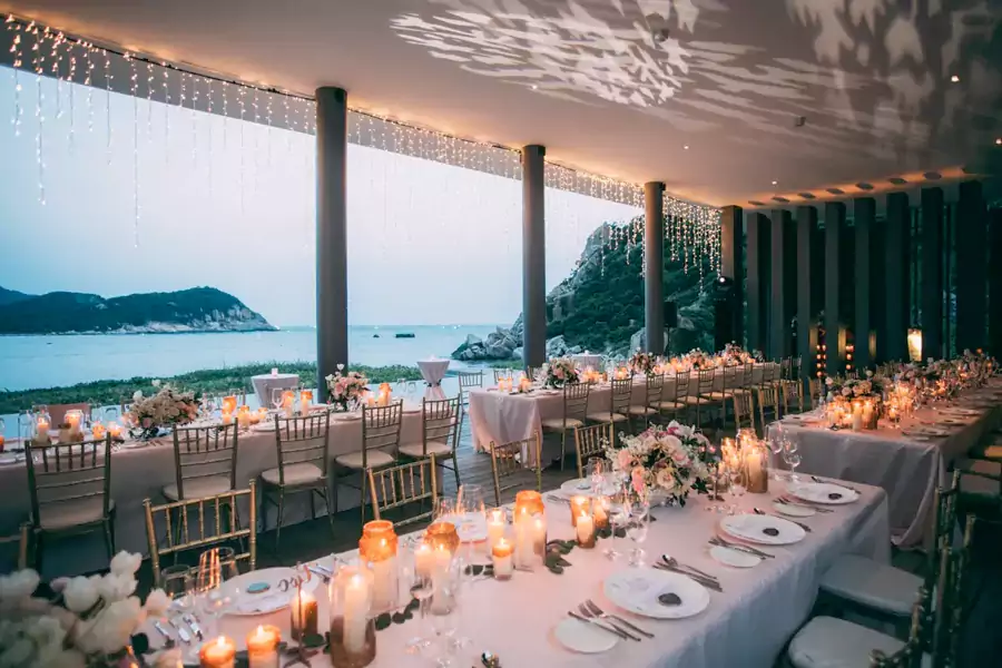 沙滩、海边或岩石旁的用餐场景