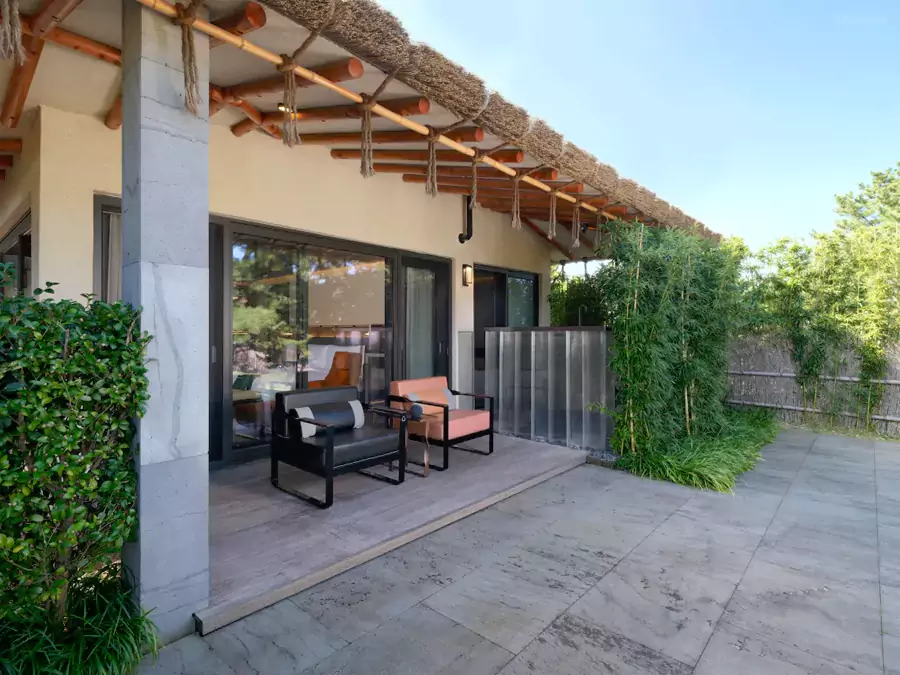 传统韩屋的茅草屋顶与现代科技风内饰碰撞出独特韵味 传统韩屋的茅草屋顶与现代科技风内饰碰撞出独特韵味