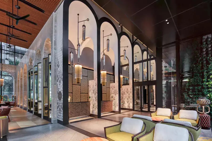 1-2 楼的接待区与休息室挑高开阔 1-2 楼的接待区与休息室挑高开阔