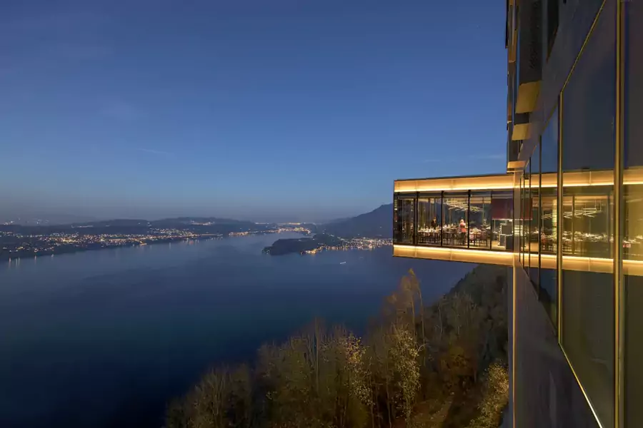 湖岸线蜿蜒曲折,古城小镇星星点点 湖岸线蜿蜒曲折,古城小镇星星点点