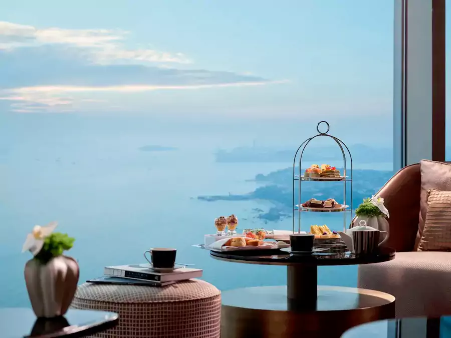 坐在休息区的卡座里,光是盯着窗外的风景就能消磨一下午 坐在休息区的卡座里,光是盯着窗外的风景就能消磨一下午