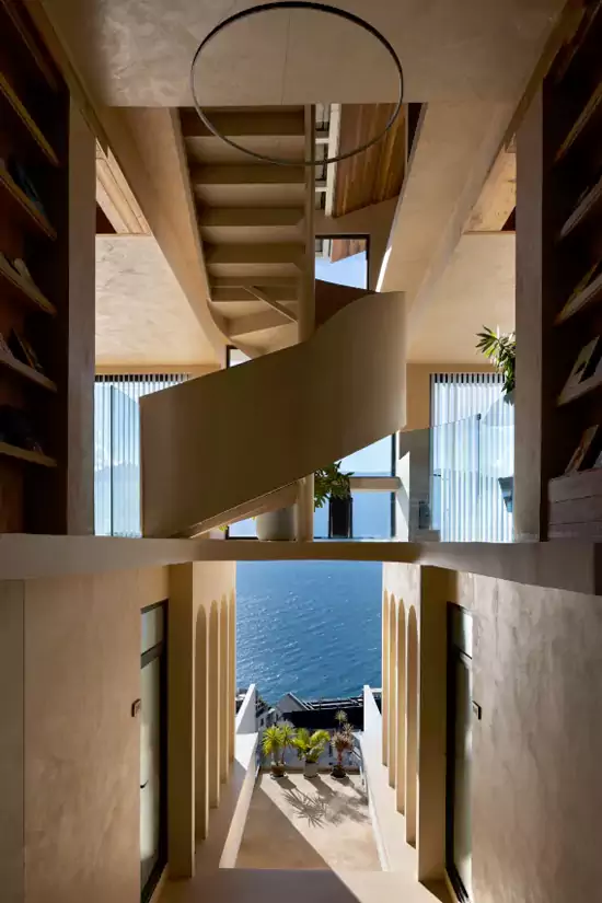 下沉式的台阶一步步通向洱海 下沉式的台阶一步步通向洱海